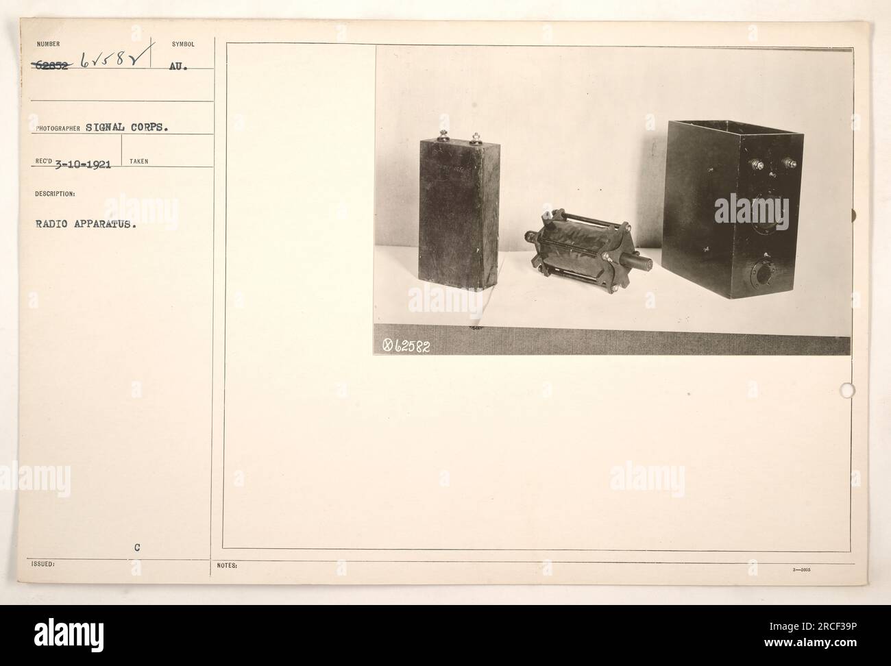 Photographie montrant un appareil radio, identifié par le numéro +b√581,  utilisé pendant la première Guerre mondiale. La photo a été prise par le  photographe du signal corps le 10 mars 1921. L'appareil
