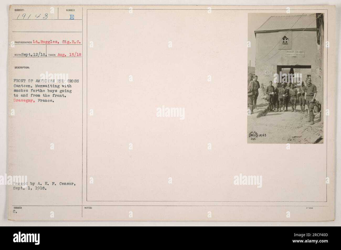 Cantine de la Croix-Rouge américaine stationnée à Dravegny, en France pendant la première Guerre mondiale. Un groupe d ' hommes attend devant la cantine, offrant des cigarettes aux soldats qui se rendent et reviennent des lignes de front. Photographie prise par le lieutenant Ruggles, signal corps, le 15 août 1918. Censurer approuvé. Banque D'Images