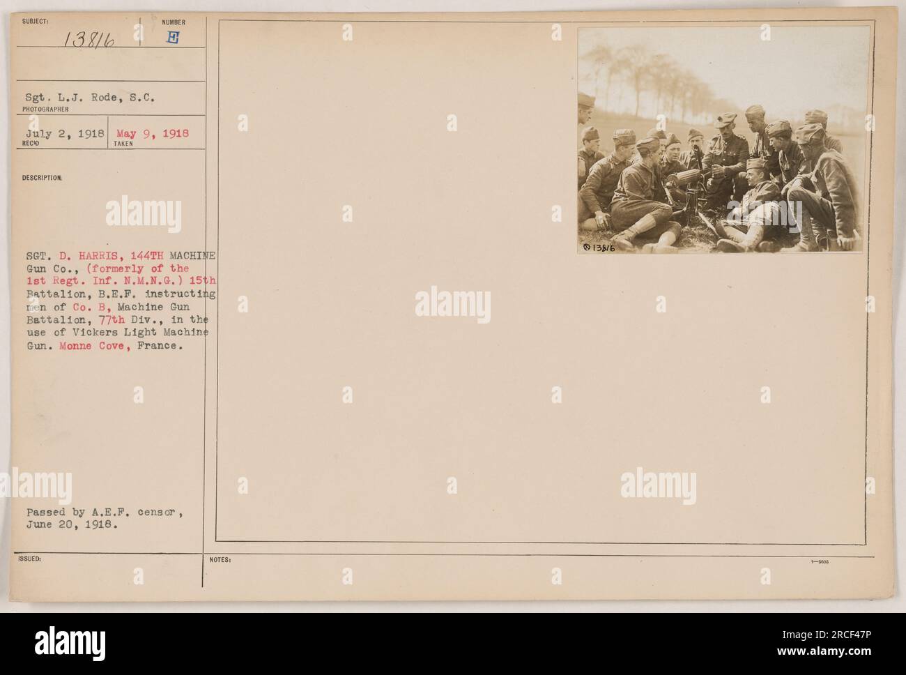 Sergent L.J. Rode a capturé une photographie le 2 juillet 1918, du sergent D. Harris de la 144th machine Gun Co. Instruit des soldats de Co. B, bataillon de mitrailleuses, 77e Div., dans le cadre de l'exploitation d'une mitrailleuse légère Vickers à Monne Cove, France. La photographie a été étiquetée comme 138/6 dans la collection. Banque D'Images