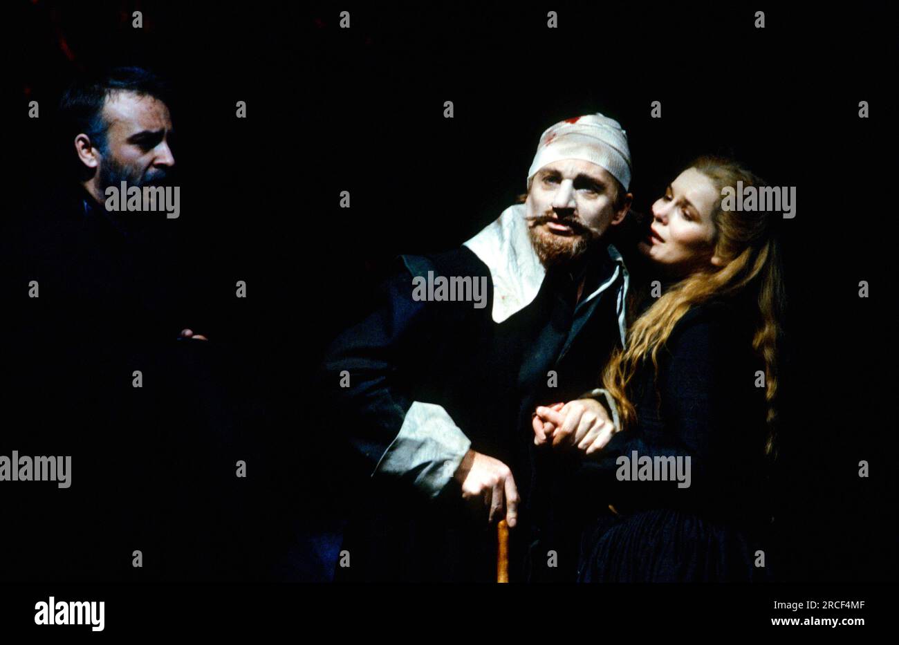 de gauche à droite : John Bowe (le Bret), Derek Jacobi (Cyrano), Alice Krige (Roxane) dans CYRANO DE BERGERAC par Edmond Rostand à la Royal Shakespeare Company (RSC), Barbican Theatre, Londres EC2 27/07/1983 traduit par Anthony Burgess décor : Ralph Koltai costumes : Alexander Reid éclairage : Terry Hands & Clive Morris combats : Ian McKay réalisateur: Terry Hands Banque D'Images