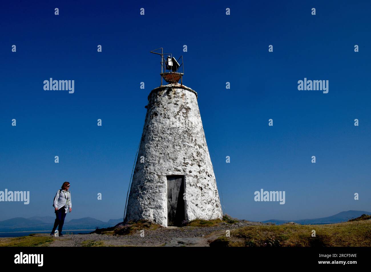 TWR Mawr le vieux phare sur l'île de marée de Ynys Llanddwyn Newborough National nature Reserve and Forest, Anglesey Banque D'Images