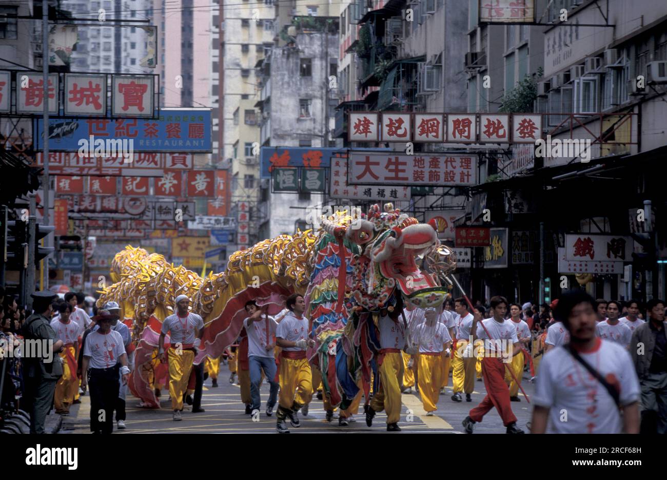 Une danse de dragon au nouvel an chinois à Yuen long dans la ville de Hongkong à Hongkong. Chine, Hong Kong, janvier 1997 Banque D'Images