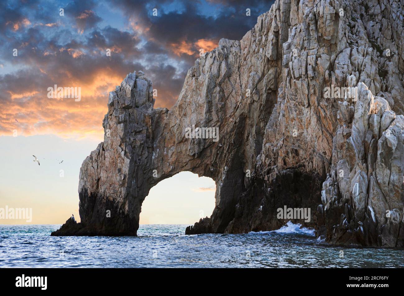 Au coucher du soleil, gros plan de l'arche El Arco de Cabo San Lucas. Banque D'Images
