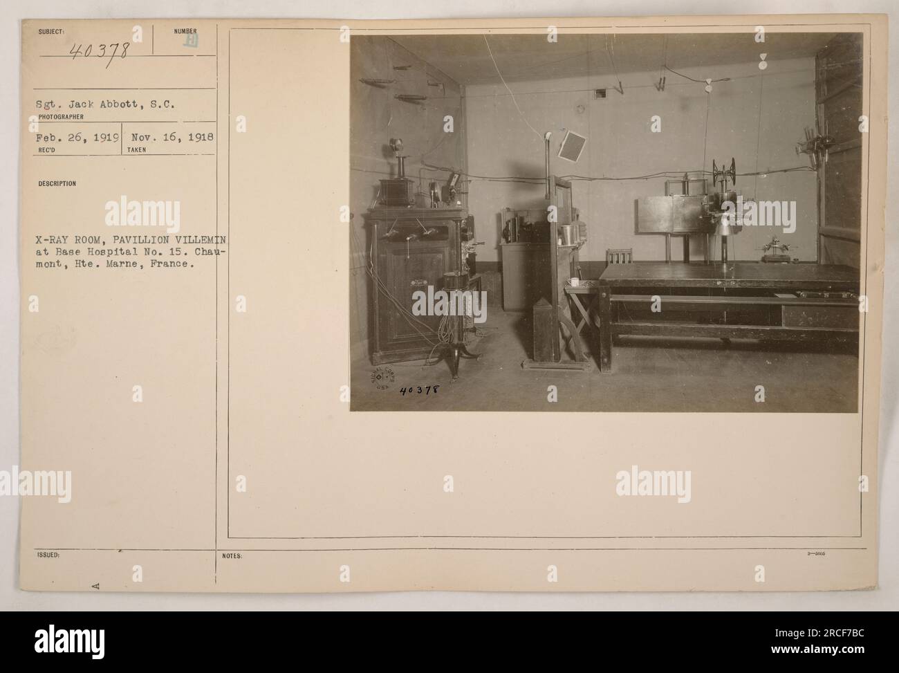 Sergent Jack Abbott photographié dans la salle de radiographie de l'hôpital de la base n ° 15 à Chaumont, hte. Marne, France le 16 novembre 1918. La photo, numérotée 40378, a été prise le 26 février 1919 par un photographe non identifié. L'identité et le rôle du sergent Abbott ne sont pas clairs d'après les renseignements disponibles. Banque D'Images