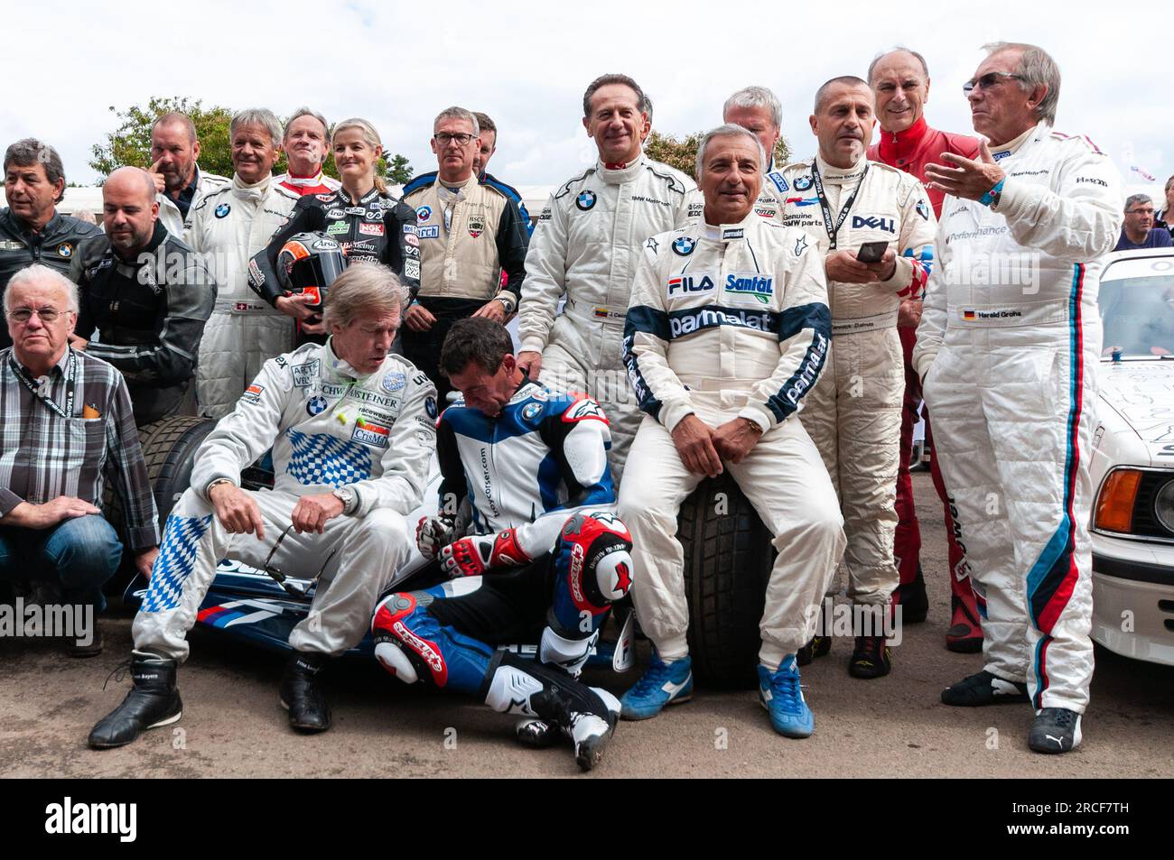 Pilotes et pilotes BMW au Goodwood Festival of Speed 2016. Célébration de l'histoire du sport automobile BMW. Riccardo Patrese centre droit Banque D'Images