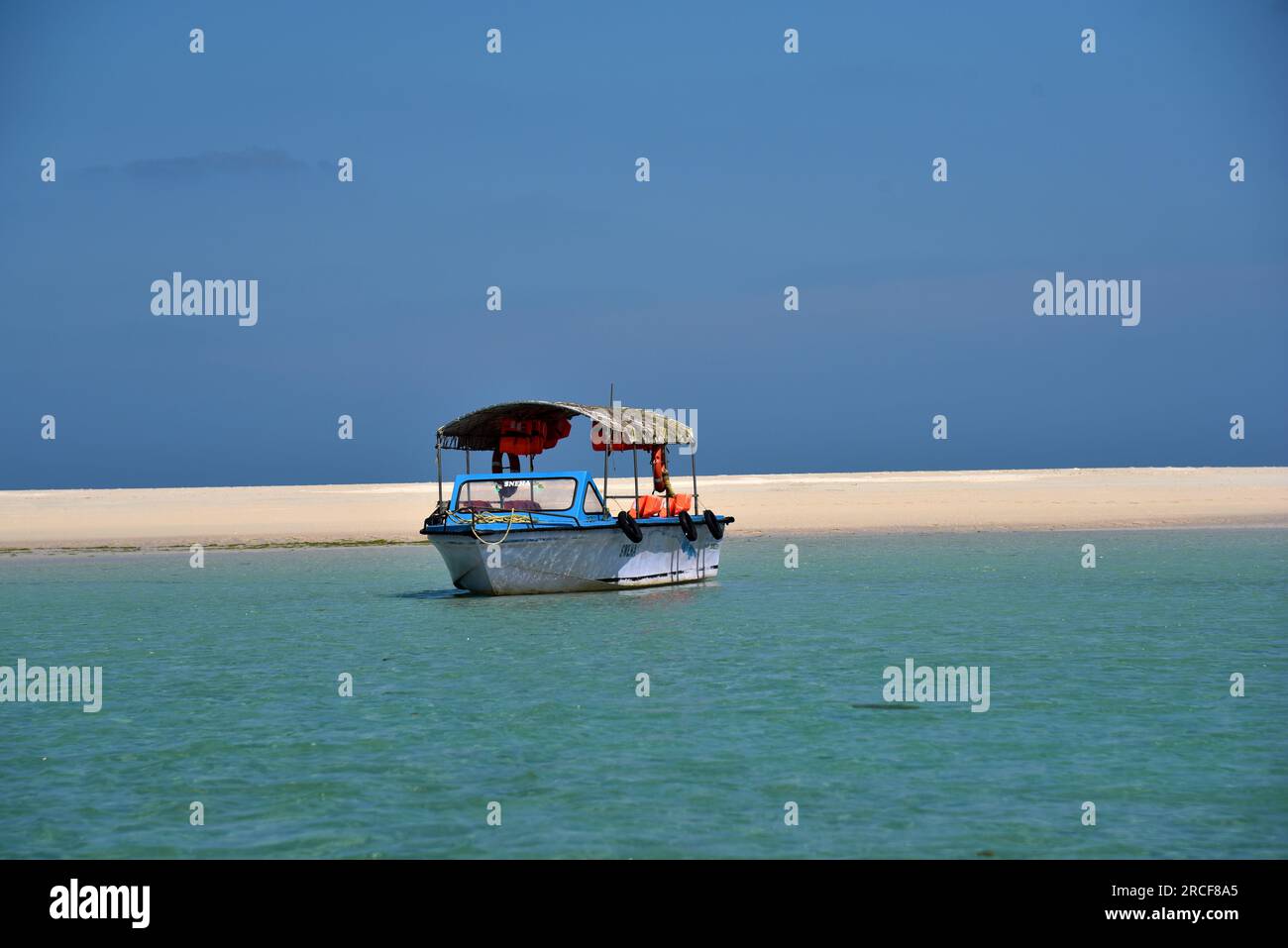 Les îles Ross & Smith sont réunies par un banc de sable pour former un seul groupe d'îles, et sont très belles, ce qui les distingue du reste des îles. L'eau est limpide, tandis que les bains de soleil sur les îles est une expérience merveilleuse. À marée haute, la barre de sable disparaît laissant une traînée d'eau entre les deux îles et à marée basse la barre de sable réapparaît. Il y a un sanctuaire marin sur l'île avec de beaux récifs coralliens et des espèces colorées de l'eau. La plage est entourée de forêts tropicales et est un endroit privilégié pour le trekking et les sentiers. N Banque D'Images