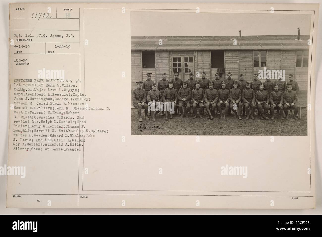 Directeurs de l'hôpital de base #70 à Allerey, Saône et Loire, France. Les noms énumérés dans la légende sont : Major Hugh S. Wilson, Major Levi L. Riggin, Capt. Archibald L. Benedict, Capt. John J. Cunningham, Capt George I. Hurley, capitaine Vernon M. Jared, capitaine Edwin A. Mesenres, capitaine Samuel R. Skillern, capitaine John N. Sherman, capitaine Arthur D. West, capitaine DeForrest W. Dwing, capitaine Robert G. Wiatt, capitaine Cornelius S. Barry, lieutenant Ralph L. Daniels, lieutenant Fred Pilder, lieutenant Harry G. Herring, lieutenant Thomas F. Laughlin, lieutenant Lieutenant Merrill W. Smith, lieutenant Julie R. Soltero, lieutenant Walter L. Weeden, lieutenant Edward L. Whelen, lieutenant J Banque D'Images