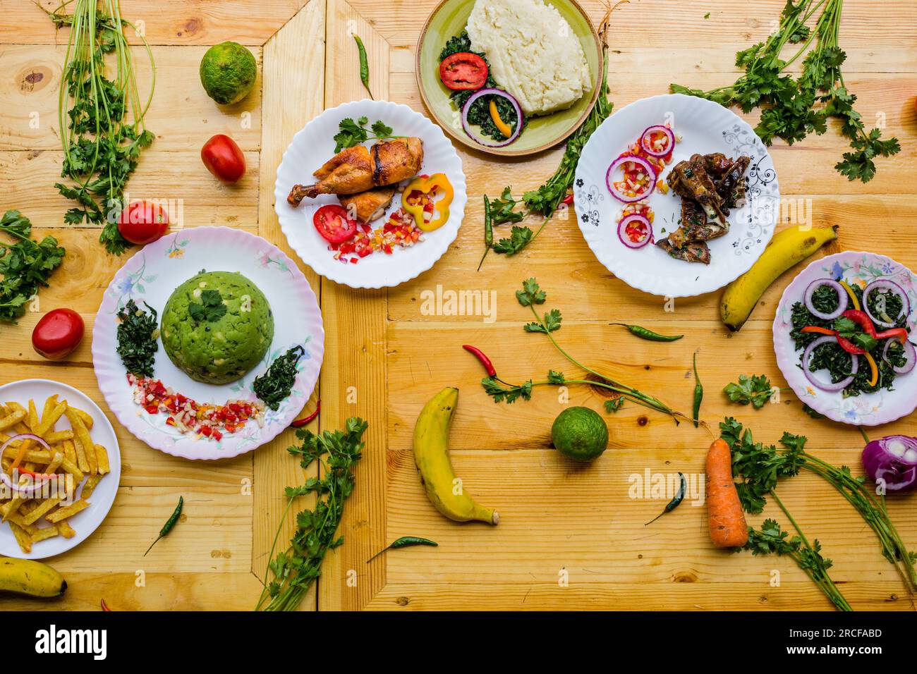 La cuisine kenyane comprend ugali, chapati, githeri, chèvre, Nyama Choma, ragoûts, samosas et sukuma wiki. Ugali est un repas de maïs, similaire au gruau américain, Banque D'Images