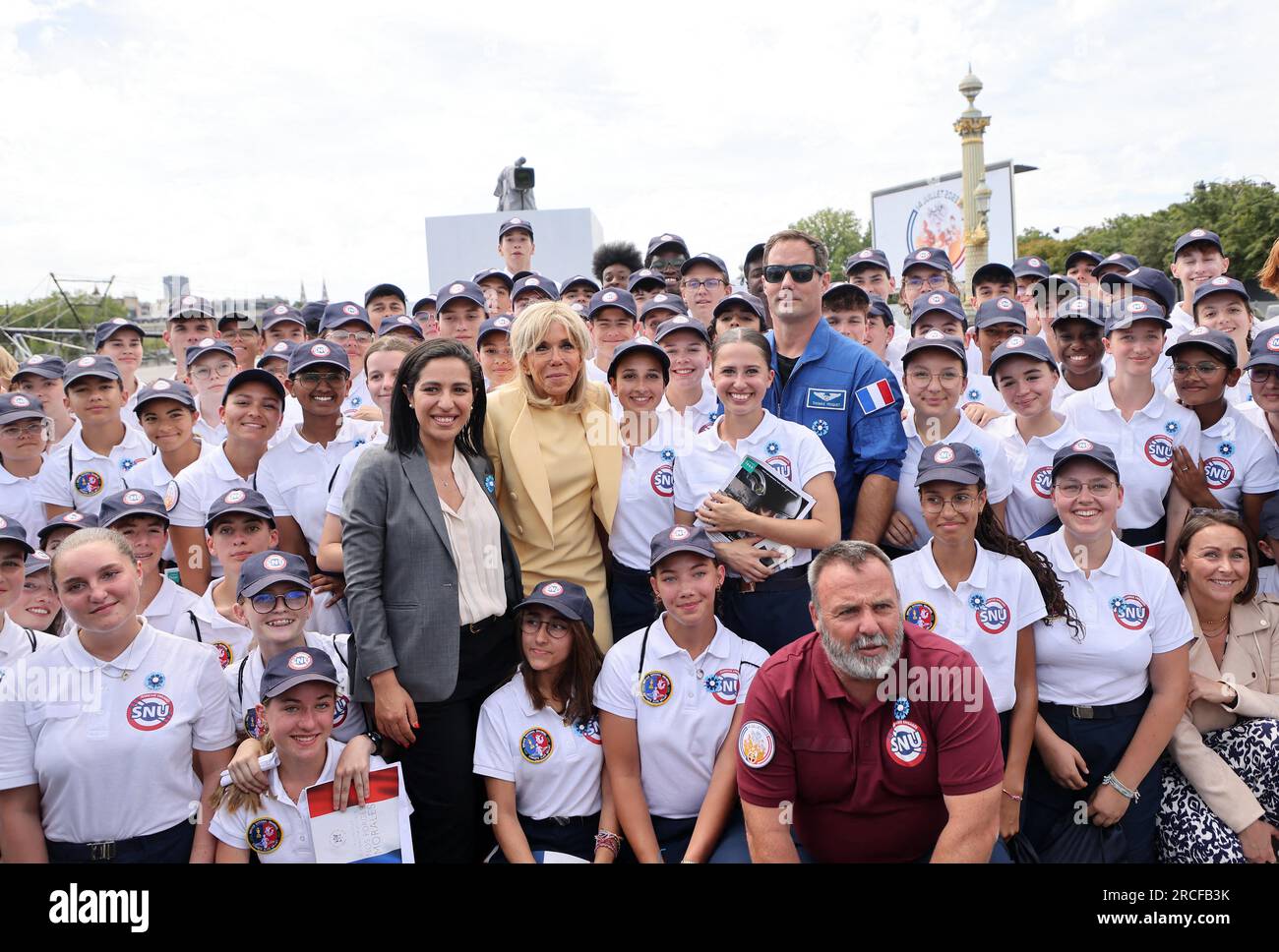 Paris, France. 14 juillet 2023. Sarah El Hairy, Secrétaire d'Etat à la Jeunesse, Brigitte Macron, première Dame de France et Thomas Pesquet photographiés avec des jeunes du Service National universel (SNU - Jeunesse engagée) lors d'une promenade à l'ent du défilé de la Bastille à la place de la Concorde à Paris, France le 14 juillet 2023. Photo Dominique Jacovides/Pool/ABACAPRESS.COM crédit : Abaca Press/Alamy Live News Banque D'Images