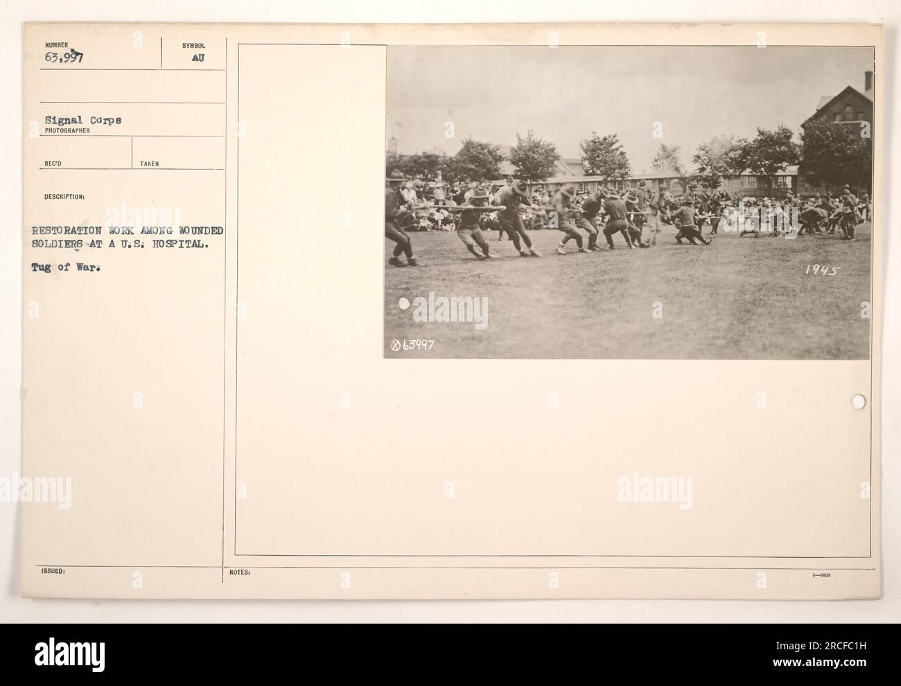 Des soldats blessés dans un hôpital américain se livrent à une activité de remorquage de guerre dans le cadre de leur travail de restauration. La photographie, prise par un photographe de signal corps, capture les efforts de réhabilitation. La date indiquée sur la photographie est 1945. Banque D'Images