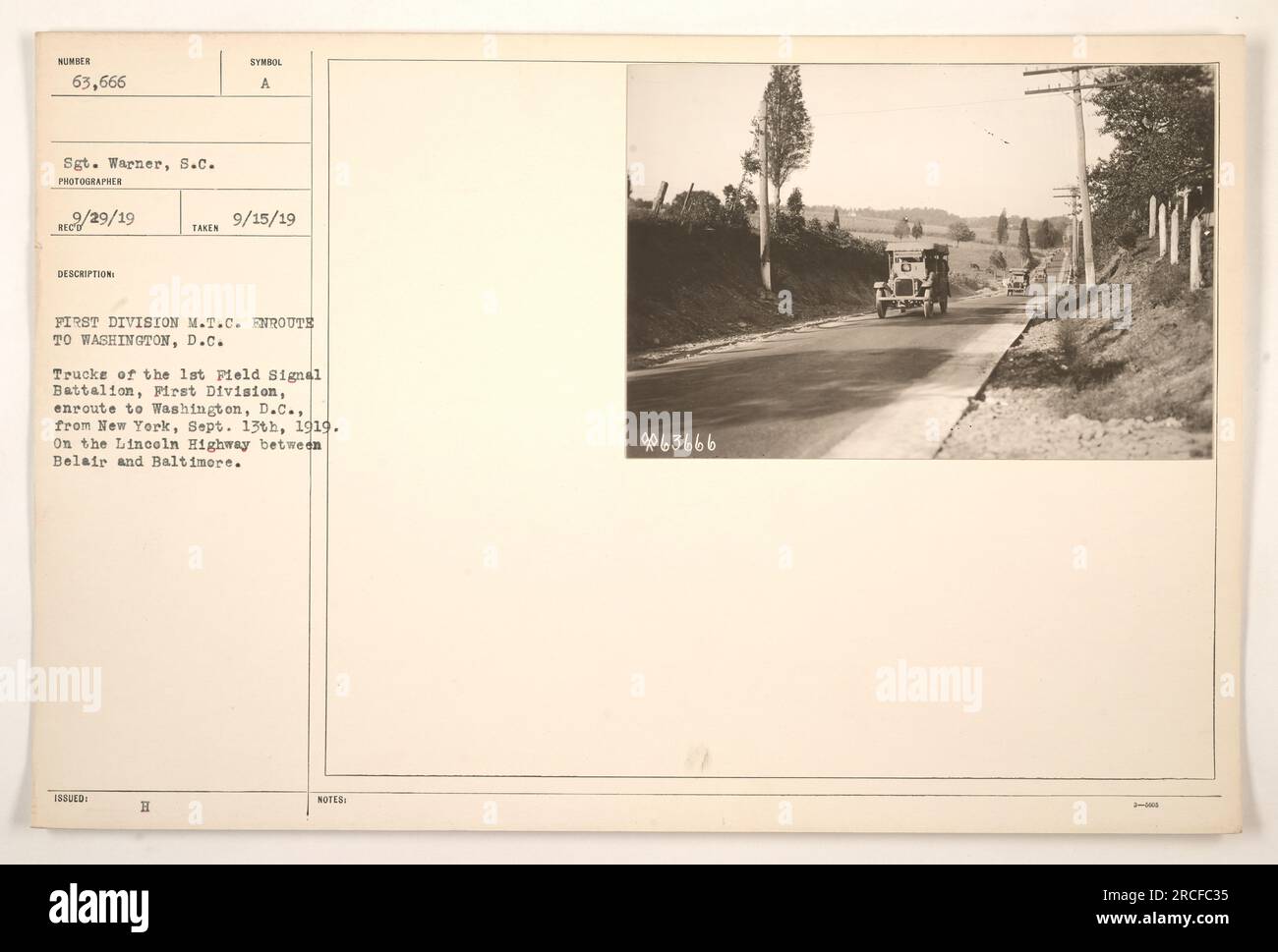 Des camions du 1st Field signal Battalion, First Division, sont vus sur la Lincoln Highway entre Belair et Baltimore pendant leur voyage de New York à Washington, DC Cette photographie, prise le 15 septembre 1919, montre le convoi alors qu'il traverse le Maryland. Le photographe était le sergent Warner, S.C. Banque D'Images