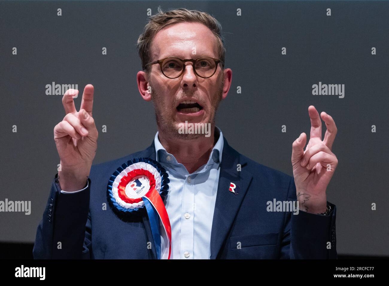 Londres, Royaume-Uni. 13 juillet 2023. La candidate Laurence Fox (Reclaim Party) s'adresse à des bousculades pour l'élection partielle d'Uxbridge et de South Ruislip à l'Université Brunel à Uxbridge. Une élection partielle a été déclenchée à Uxbridge et South Ruislip lorsque l'ancien Premier ministre Boris Johnson a démissionné avant un jugement du Comité des privilèges du Parlement. Crédit : Mark Kerrison/Alamy Live News Banque D'Images