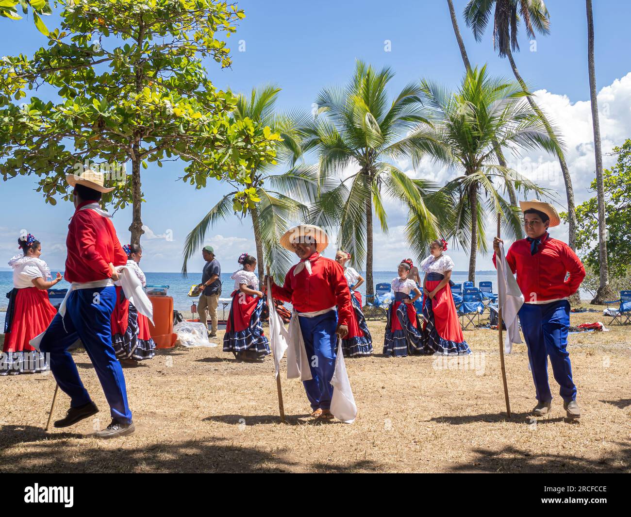 Un groupe de jeunes danseuses costaricaines en tenue traditionnelle se produit à Playa Blanca, El Golfito, Costa Rica. Banque D'Images