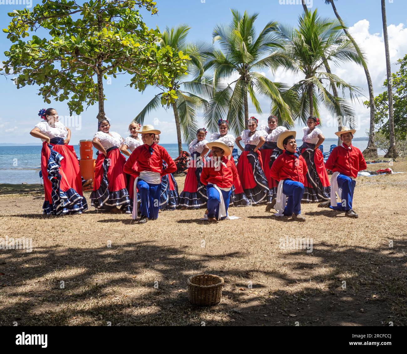 Un groupe de jeunes danseuses costaricaines en tenue traditionnelle se produit à Playa Blanca, El Golfito, Costa Rica. Banque D'Images