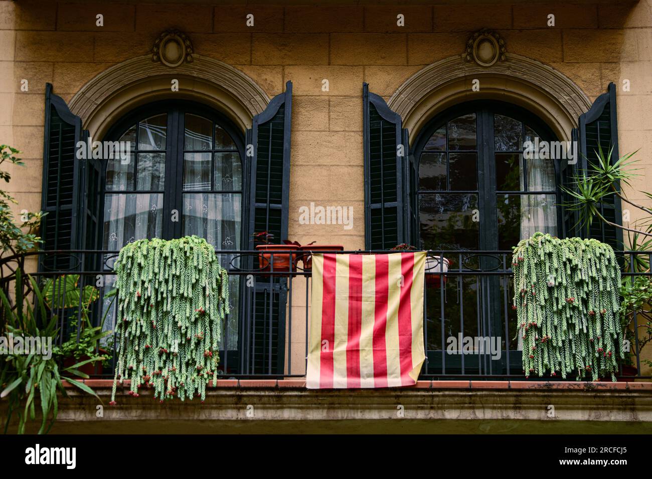 Drapeau catalan sur un balcon de Barcelone Banque D'Images
