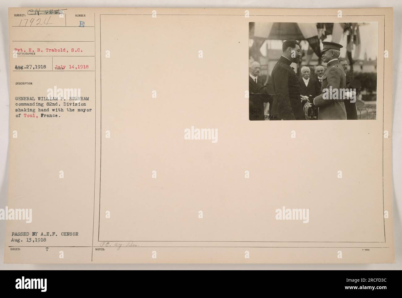Le général William P. Burnham, commandant la 82e division, est vu ici serrer la main du maire de Toul, en France. La photographie a été prise le 27 août 1918 et a été transmise par le censeur de l'A.E.F. le 13 août 1918. Banque D'Images