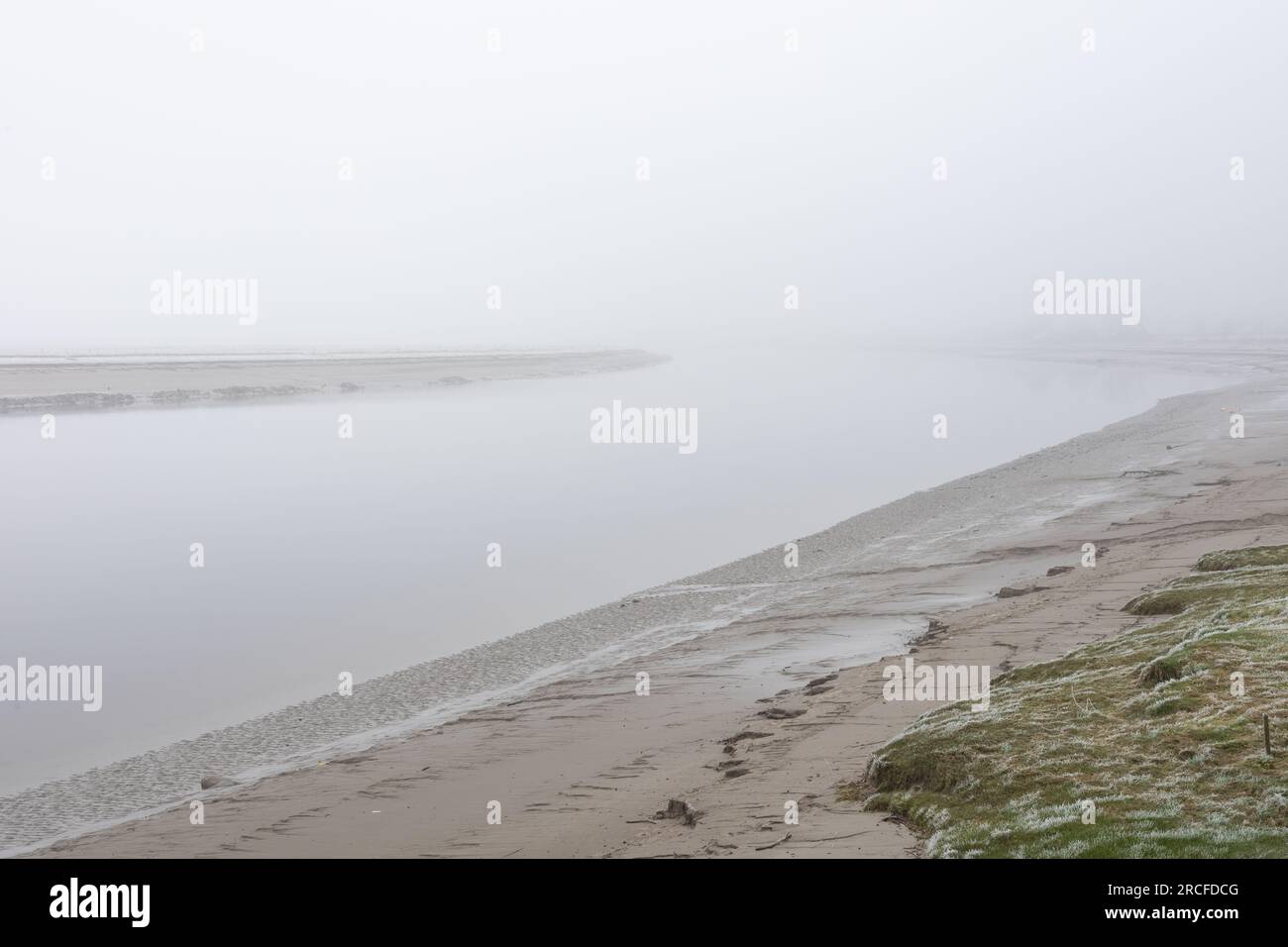 Matin brumeux à Glencable, en Écosse, montrant la rivière Nith et les vasières. Banque D'Images