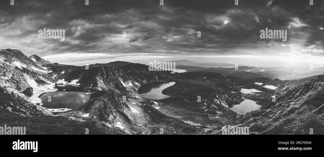 Vue panoramique aérienne de sept lacs de Rila et cascades dans la nature de la chaîne de montagnes, la randonnée, le trekking et le tourisme en Bulgarie Banque D'Images