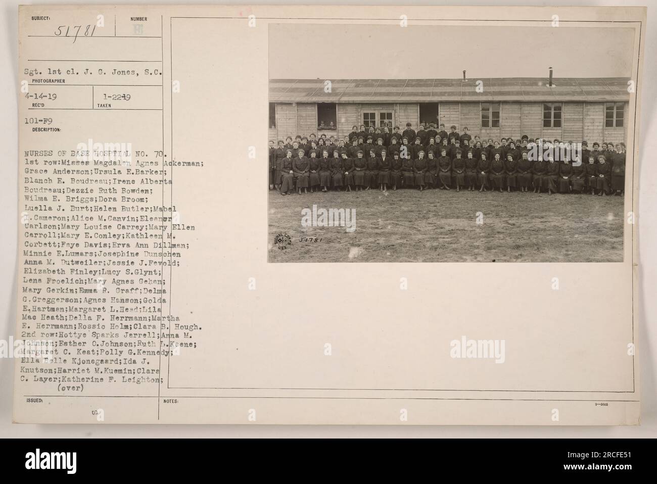 Infirmières de l'hôpital de base #70, situé à Allerey, Saône et Loire, France. La photographie capture diverses infirmières du personnel de l'hôpital. Les noms des infirmières sur la photo sont indiqués dans la légende. La photographie a été prise le 14 avril 1919 et reçue le 101-F9. Banque D'Images