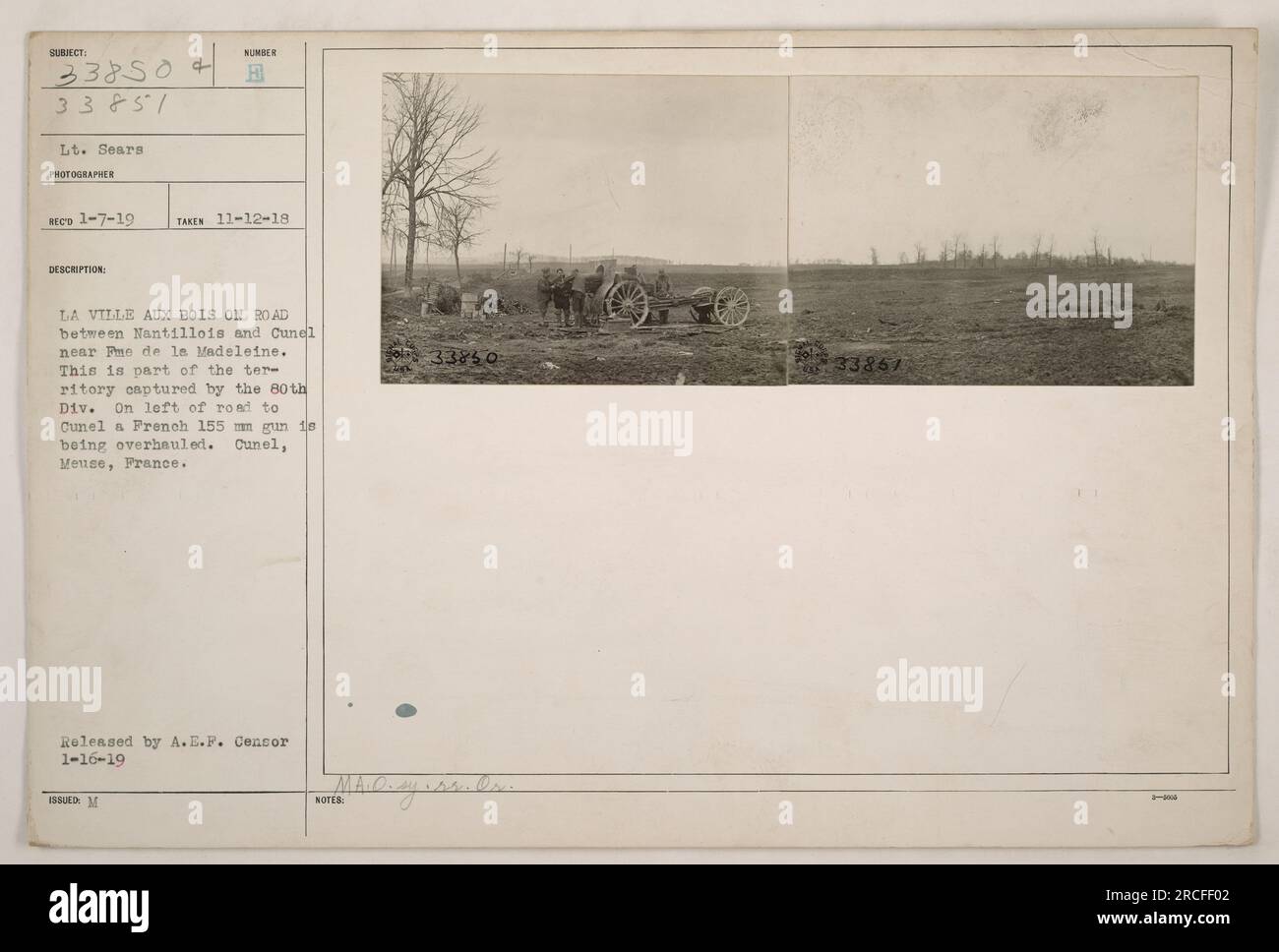 Soldats américains travaillant sur une route entre Nantillois et Cunel près de PME de la Madeleine. En arrière-plan, un canon français de 155 mm 18 est en cours de réparation. Ce territoire a été capturé par la 80e division. Cunel, Meuse, France. Image publiée par A.E.F. Censurer le 1-16-19. Photographie prise le 11-12-18 par le Lt. Sears. Banque D'Images