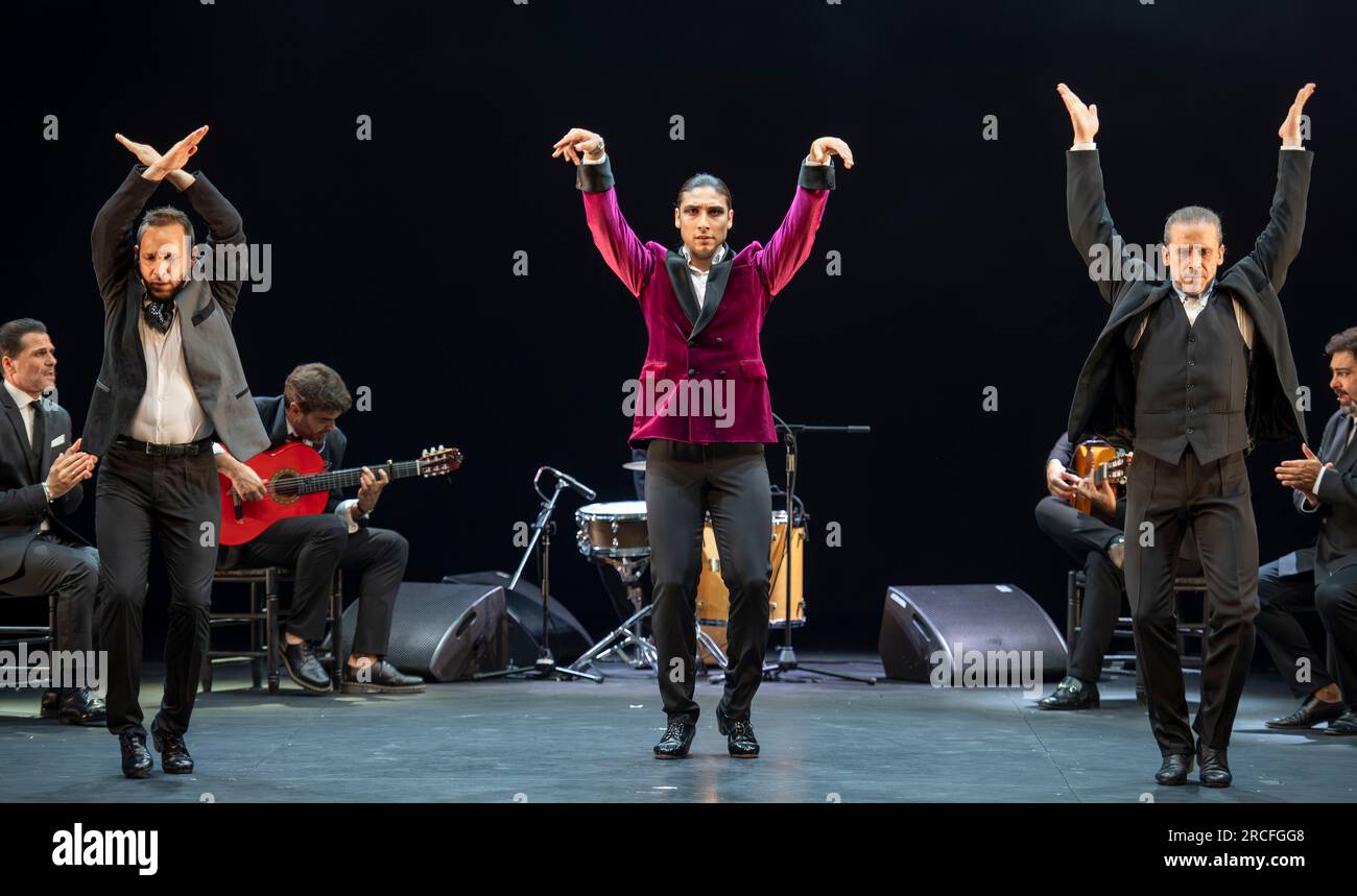 Festival de Flamenco 2023, Sadlers Wells, Londres, Royaume-Uni. 14 juillet 2023. GALA FLAMENCA (14-15 juillet) est la production intergénérationnelle exclusivement masculine avec Manuel Liñán, Alfonso de Losa, El Yiyo et Carrete de Málaga. Liñán revient à Sadler's Wells après le célèbre ¡Viva! En 2022, avec Alfonso de Losa. Ils sont rejoints par Miguel Fernández Ribas, un talent de 27 ans, connu sous le nom d’El Yiyo (au centre). Crédit : Malcolm Park/Alamy Live News Banque D'Images