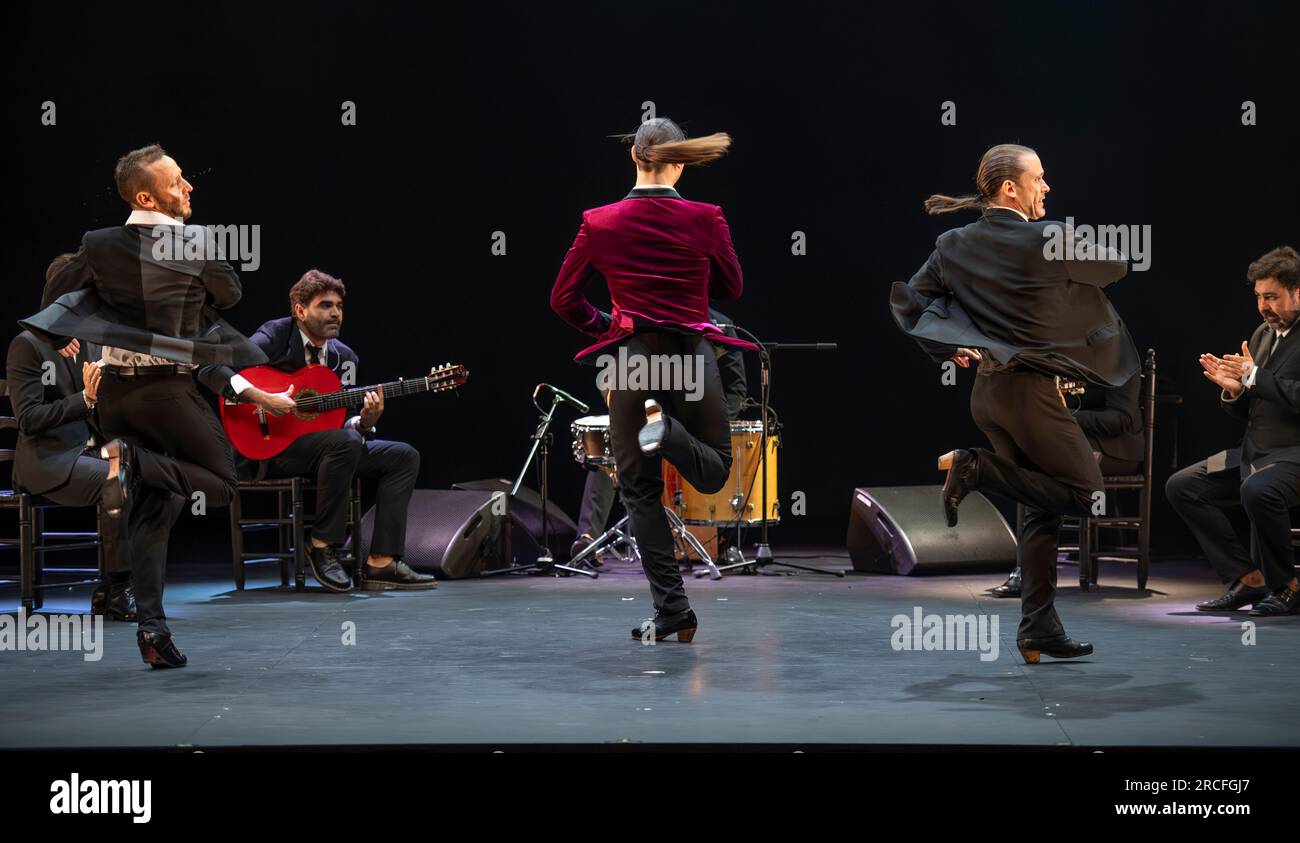 Festival de Flamenco 2023, Sadlers Wells, Londres, Royaume-Uni. 14 juillet 2023. GALA FLAMENCA (14-15 juillet) est la production intergénérationnelle exclusivement masculine avec Manuel Liñán, Alfonso de Losa, El Yiyo et Carrete de Málaga. Liñán revient à Sadler's Wells après le célèbre ¡Viva! En 2022, avec Alfonso de Losa. Ils sont rejoints par Miguel Fernández Ribas, un talent de 27 ans, connu sous le nom d’El Yiyo (au centre). Crédit : Malcolm Park/Alamy Live News Banque D'Images