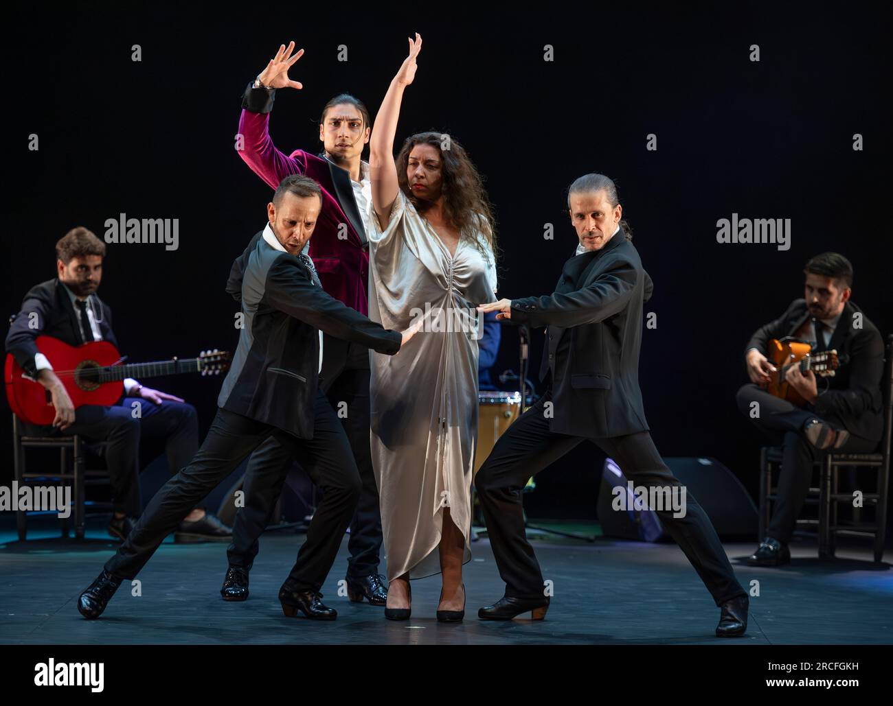 Festival de Flamenco 2023, Sadlers Wells, Londres, Royaume-Uni. 14 juillet 2023. GALA FLAMENCA (14-15 juillet) est la production intergénérationnelle exclusivement masculine avec Manuel Liñán, Alfonso de Losa, El Yiyo et Carrete de Málaga. Liñán revient à Sadler's Wells après le célèbre ¡Viva! En 2022, avec Alfonso de Losa. Les deux portent leur réputation de mavericks du monde du flamenco pour regarder au-delà du genre dans cette pièce et projeter toute l'histoire du flamenco sur leur propre corps. Ils sont rejoints par le talent de 27 ans Miguel Fernández Ribas, connu sous le nom d'El Yiyo. Crédit : Malcolm Park/Alamy Live News Banque D'Images