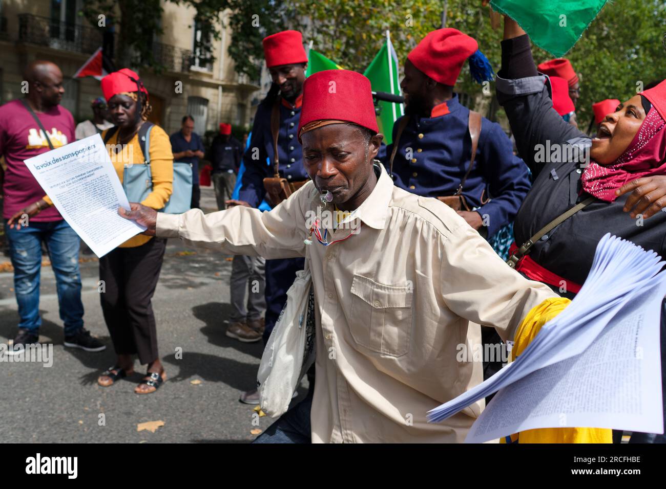 Des enfants de tirailleurs et des sans papiers Unis contre la loi Darmanin, ont défilé contre le racisme entre la place Daumesnil et la Bastille Banque D'Images