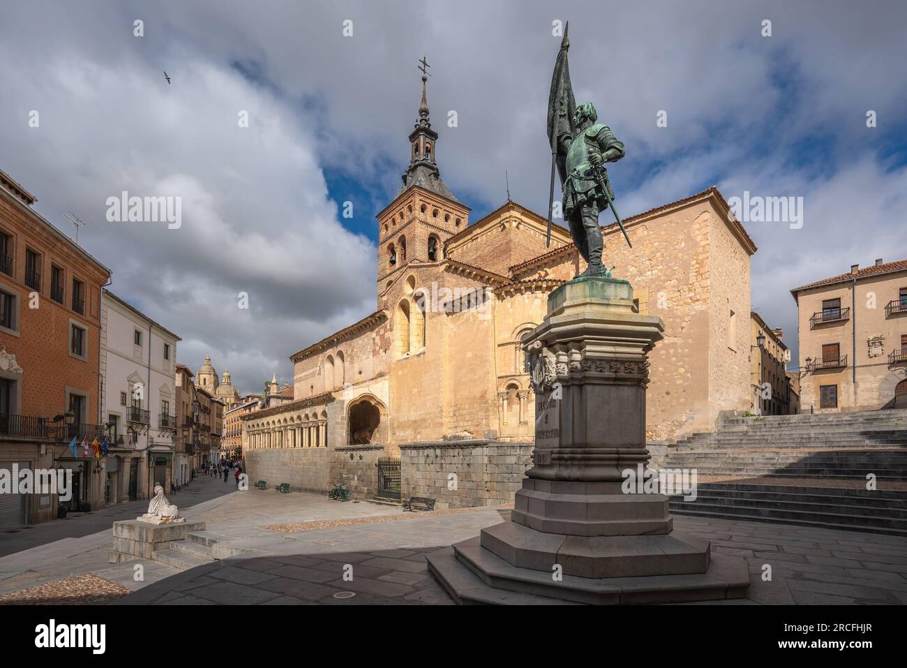 Plaza Medina del Campo avec Monument Juan Bravo et église de San Martin - Ségovie, Espagne Banque D'Images