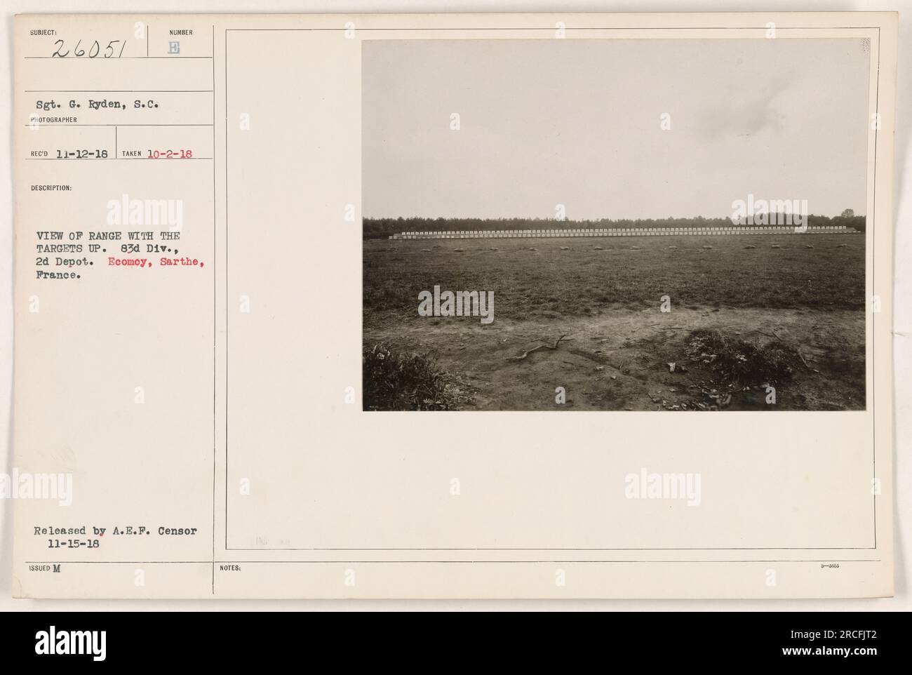 Un soldat, le sergent G. Ryden de la 83e Div, est vu sur la photo. L'image montre une plage avec des cibles affichées. La photographie a été prise le 2 octobre 1918, au 2e dépôt à Ecomoy, Sarthe, France. L'image a été publiée par l'A.E.F. Censurer le 15 novembre 1918. Banque D'Images