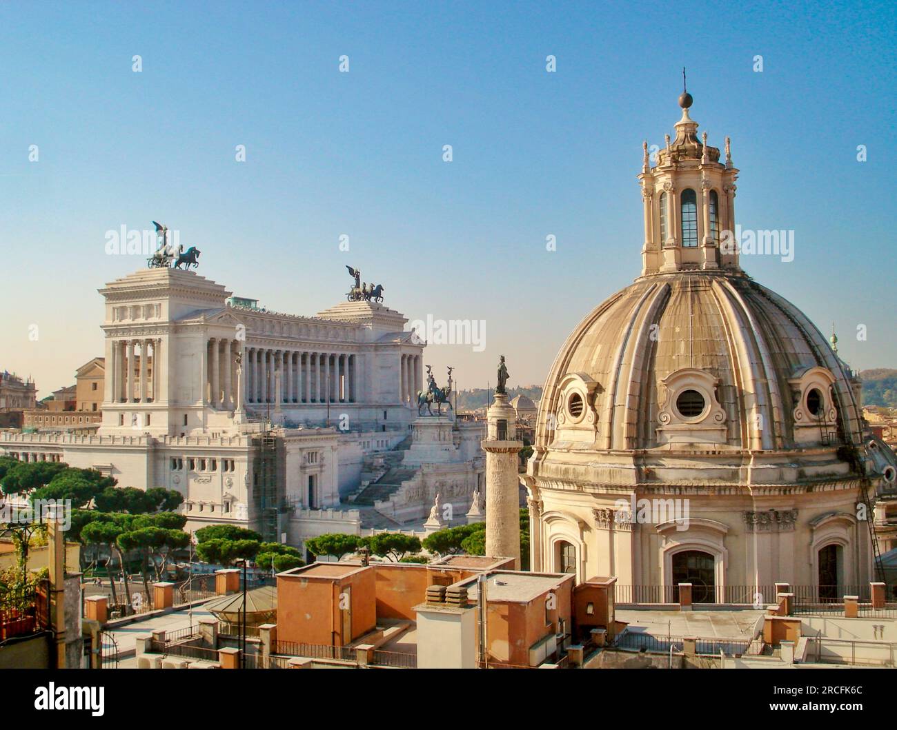 Le monument Victor Emmanuel ii avec l'église Chiesa Santa Maria di Loreto et la colonne Trajan sur la ligne d'horizon de Rome Banque D'Images