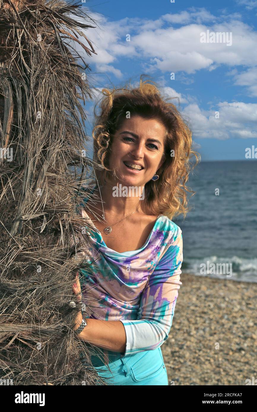 Portrait d'une femme âgée sur un voyage de vacances à la plage Banque D'Images