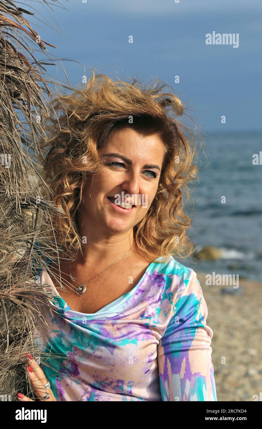 Portrait d'une femme âgée sur un voyage de vacances à la plage Banque D'Images