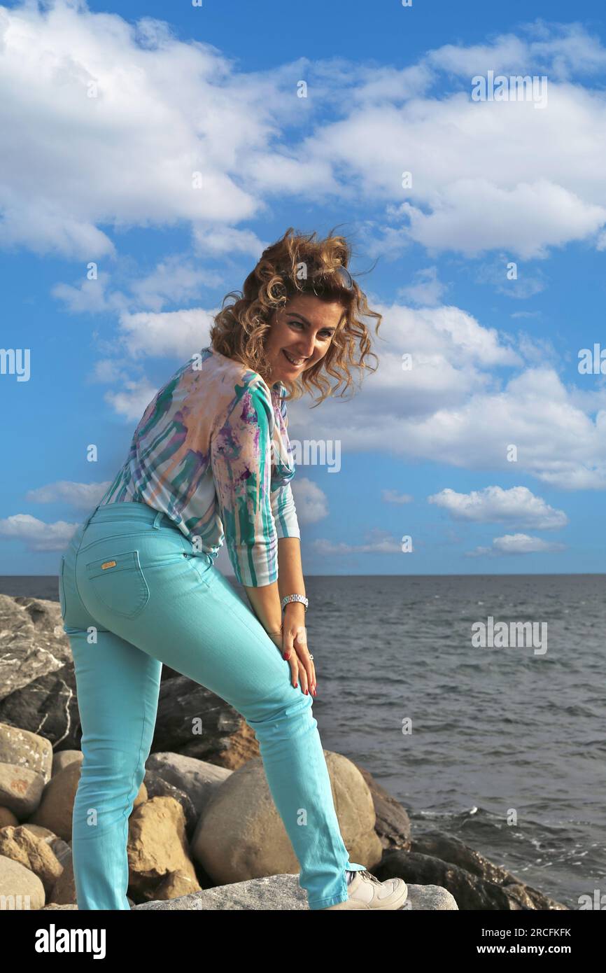 Portrait d'une femme âgée sur un voyage de vacances à la plage Banque D'Images