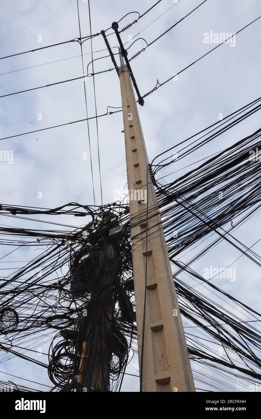 Un grand nombre de câbles électriques, des réseaux électriques urbains chaotiques en Asie. Banque D'Images