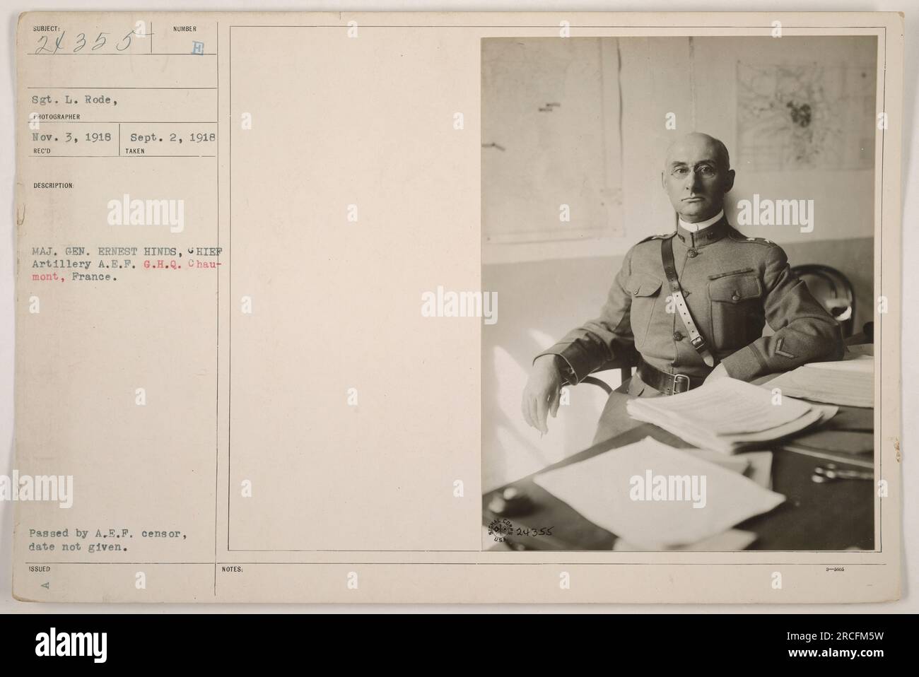 Soldat opérant un canon obusier à Chau-mont, France pendant la première Guerre mondiale La photo, prise par le sergent L. Rode, montre le soldat en action. L'image est datée du 2 septembre 1918 et a été reçue le 3 novembre 1918. Banque D'Images