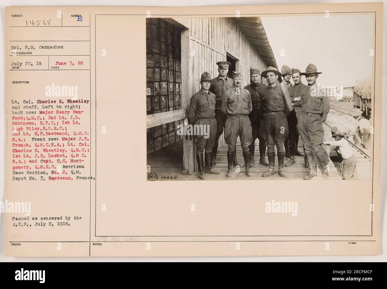 Une photo de groupe du lieutenant-colonel Charles E. Wheatley et de son état-major. Rangée arrière de gauche à droite : Major Henry Sanford, 2nd Lt J.L. Robinson, 1e lieutenant Hugh Wiley et 2e lieutenant W.P. Eastwood. Première rangée : Major J.T. French, lieutenant-colonel Charles E. Wheatley, 1e lieutenant J.E. Lostket, et le capitaine C.S. Montgomery. Prise à l'American base Section, No. 2, Q.M. Dépôt n° 3, Bordeaux, France. Censuré par l'A.E.F. le 2 juillet 1918. Banque D'Images