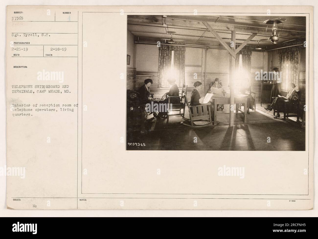 Cette photographie montre l'intérieur de la salle de réception des opérateurs téléphoniques à Camp Meade, MD pendant la première Guerre mondiale. On voit les opérateurs exploiter des standards téléphoniques et des terminaux dans leurs quartiers d'habitation. Banque D'Images
