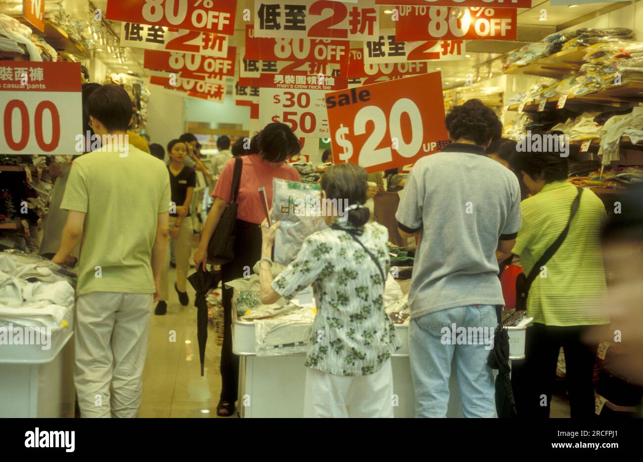 Les gens dans une rue commerçante dans la vieille ville de Kowloon dans la ville de Hongkong dans Hongkong. Chine, Hong Kong, décembre 1997 Banque D'Images