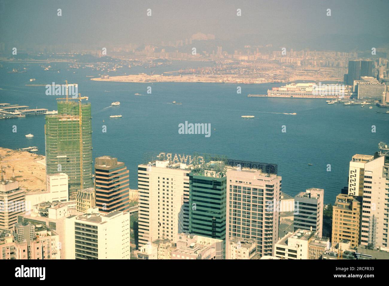 Une vue sur le port de Victoria et la Skyline du centre de Hongkong depuis le point de vue du pic Victoria dans la ville de Hongkong à Hongkong. Chine, Ho Banque D'Images