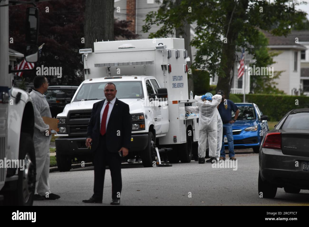 États-Unis. 14 juillet 2023. De nombreux enquêteurs sur les lieux du crime. Les enquêteurs sur les lieux du crime en tant que suspect sont arrêtés dans les meurtres en série de Gilgo Beach à Massapequa Park, long Island, New York, le 14 juillet 2023. Présence massive de la police sur la First Avenue et Michigan Avenue alors que la police appréhende le suspect impliqué dans les meurtres en série de Gilgo Beach. Crédit : SOPA Images Limited/Alamy Live News Banque D'Images