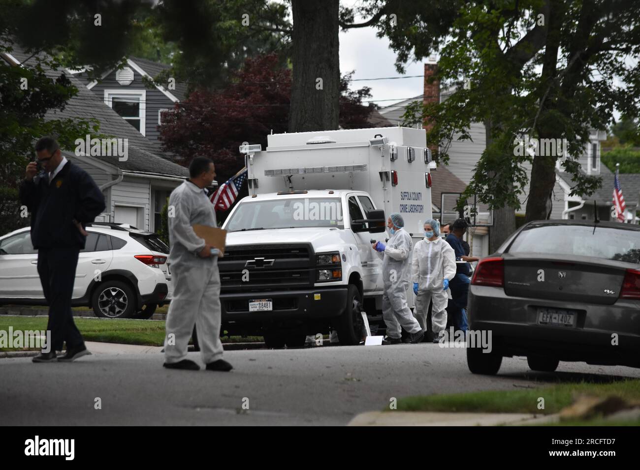 États-Unis. 14 juillet 2023. De nombreux enquêteurs sur les lieux du crime. Les enquêteurs sur les lieux du crime en tant que suspect sont arrêtés dans les meurtres en série de Gilgo Beach à Massapequa Park, long Island, New York, le 14 juillet 2023. Présence massive de la police sur la First Avenue et Michigan Avenue alors que la police appréhende le suspect impliqué dans les meurtres en série de Gilgo Beach. Crédit : SOPA Images Limited/Alamy Live News Banque D'Images