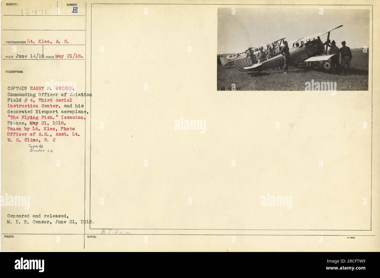 Légende : Capitaine Harry S. Gwinne, commandant du champ d'aviation 4, troisième centre d'instruction aérienne, debout à côté de son avion Nieuport décoré, « The Flying Fish ». La photo a été prise à Issoudon, France, le 21 mai 1918, par le lieutenant Kloo, A.S. Agent photo. Cette image est le sujet numéro 12471 de la collection des activités militaires américaines pendant la première Guerre mondiale. Banque D'Images