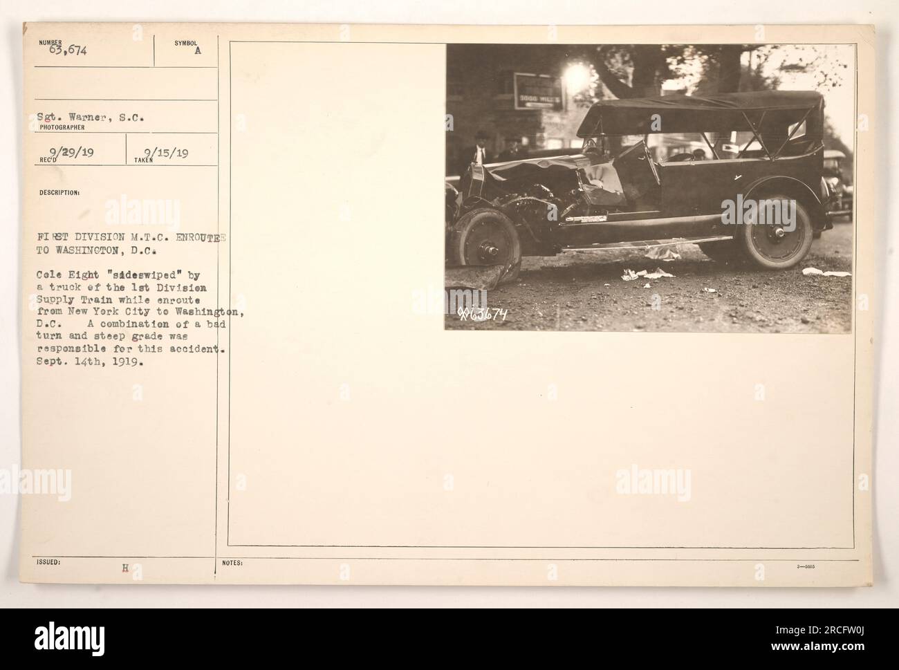 Véhicule Cole huit impliqué dans un accident pendant le transport à Washington, DC La collision s'est produite lorsqu'un camion appartenant au train d'approvisionnement de la 1e Division a essuyé le Cole Eight. L'accident peut être attribué à la combinaison d'un virage serré et d'une pente raide. Date de l'incident : 14 septembre 1919. Photographie prise par le sergent Warner, S.C. Banque D'Images