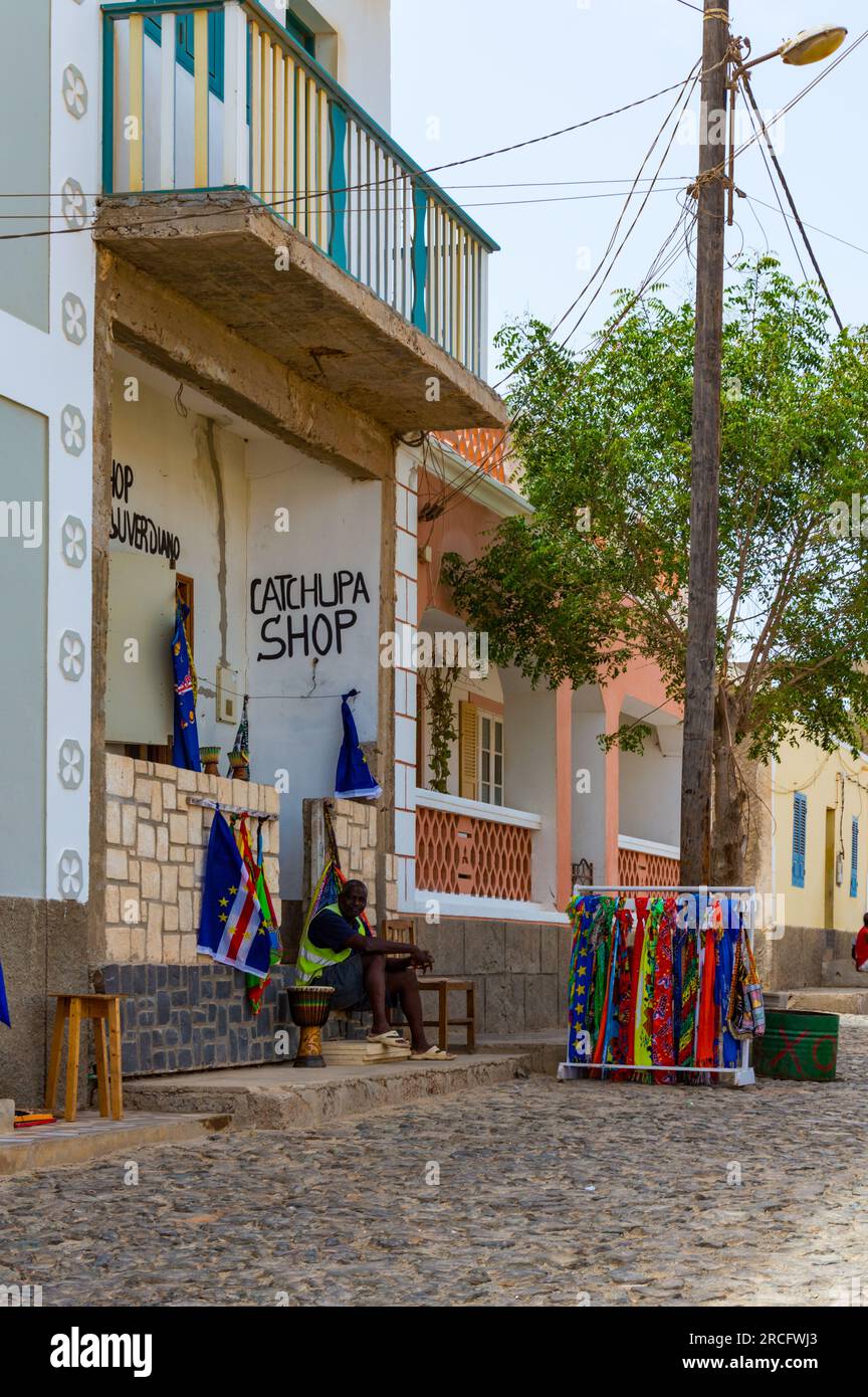 Un homme africain assis devant un magasin Catchupa, Boa Vista, Cap-Vert, Afrique Banque D'Images