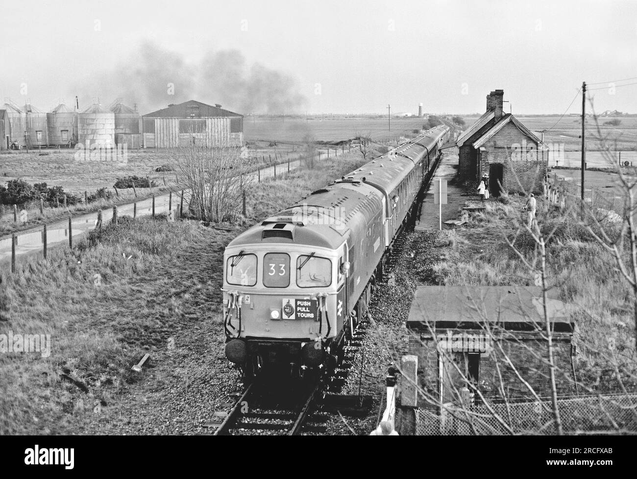 Une locomotive diesel de classe 33 numéro 33116 effectuant une tournée passionnée part de Lydd sur la branche Dungeness le 29 décembre 1993. Banque D'Images