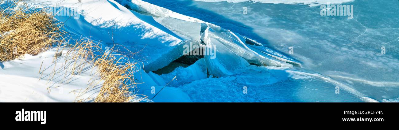 Vue à angle élevé de la rivière gelée Banque D'Images