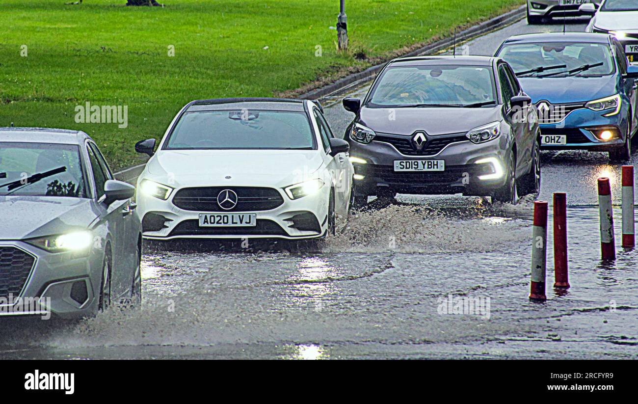 Glasgow, Écosse, Royaume-Uni 14 juillet 2023. Météo au Royaume-Uni : de fortes pluies ont vu la circulation lutter à travers les eaux de crue de surface sur l'A82 sur la grande route de l'ouest alors que la pluie a trempé la ville. Crédit Gerard Ferry/Alamy Live News Banque D'Images