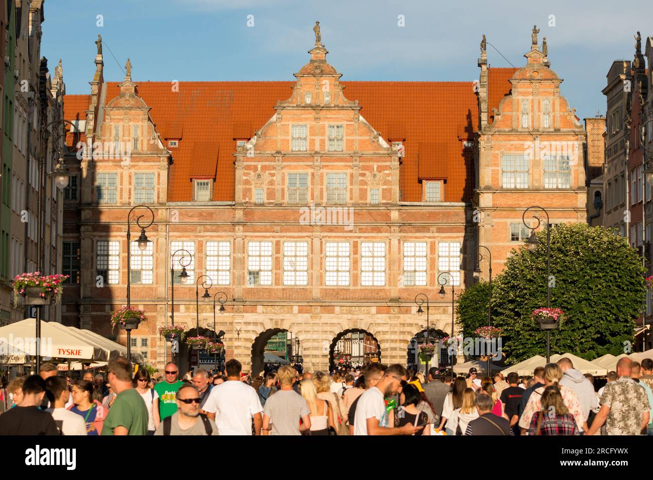 Foule de touristes à la porte verte ou Brama Zielona dans la vieille ville de Gdansk, Pologne Banque D'Images