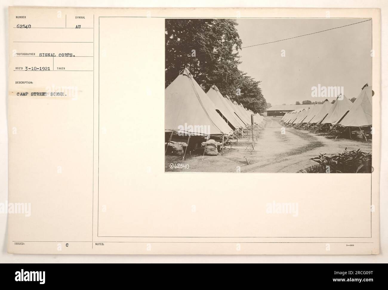 Scène de rue de camp dans un camp militaire américain pendant la première Guerre mondiale. La photographie a été prise par un photographe du signal corps. Il a reçu le numéro 62540 le 10 mars 1921. La scène représente une rue typique du camp, avec diverses activités militaires et du personnel présent. Banque D'Images